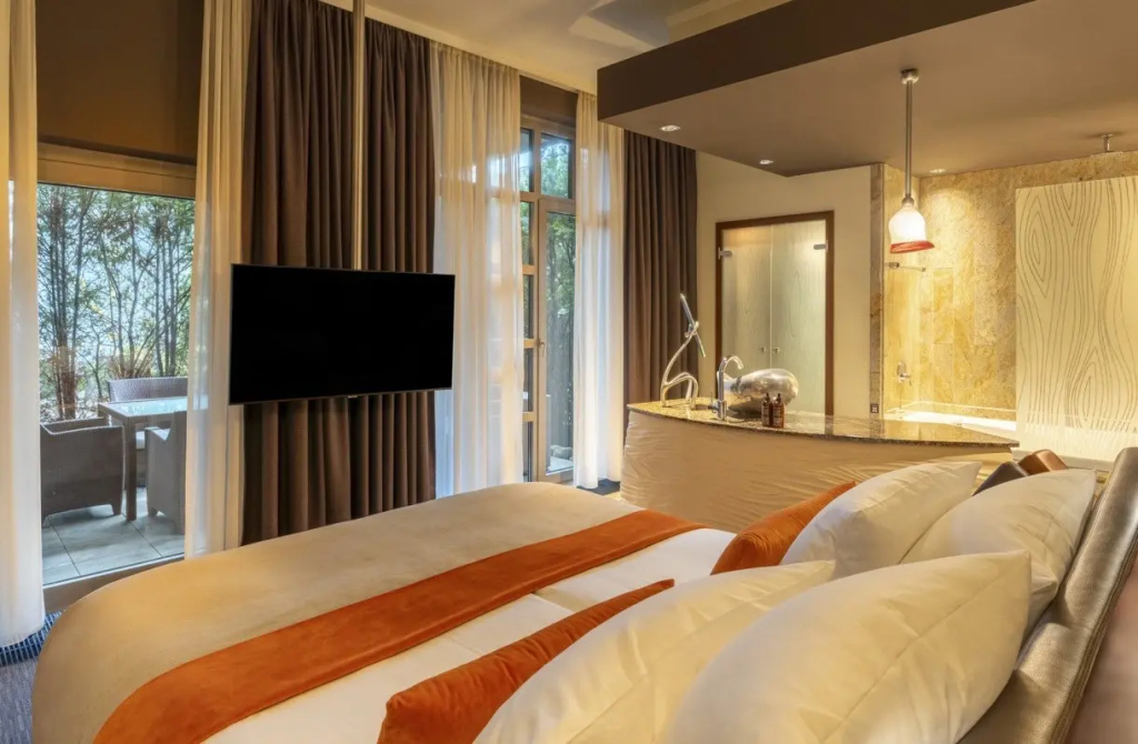 Double East Suite (full double bed)