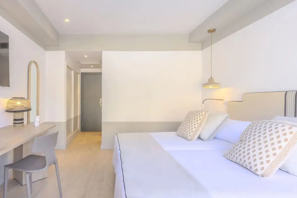 Superior Double room (full double bed)