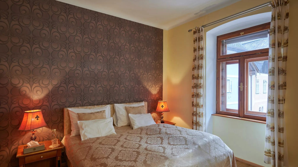 Facing the Market Square Double room with balcony (full double bed)