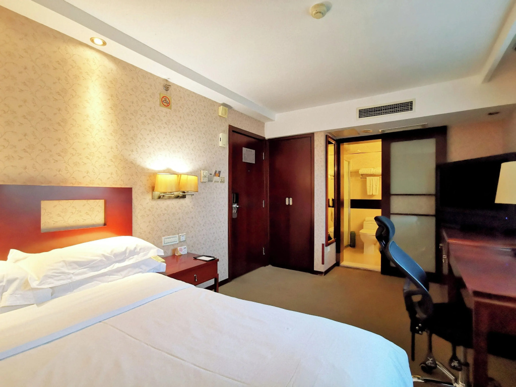 Deluxe Double Suite full double bed