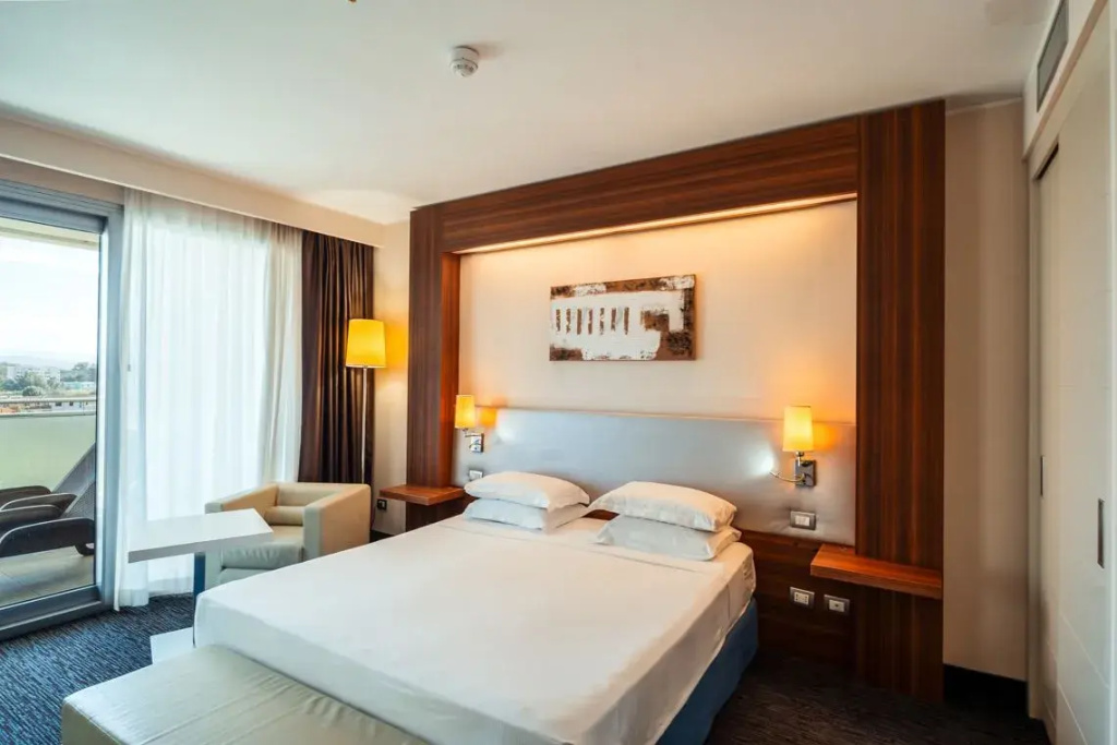 1 Bedroom Spa Double Suite with balcony and with harbour view full double bed