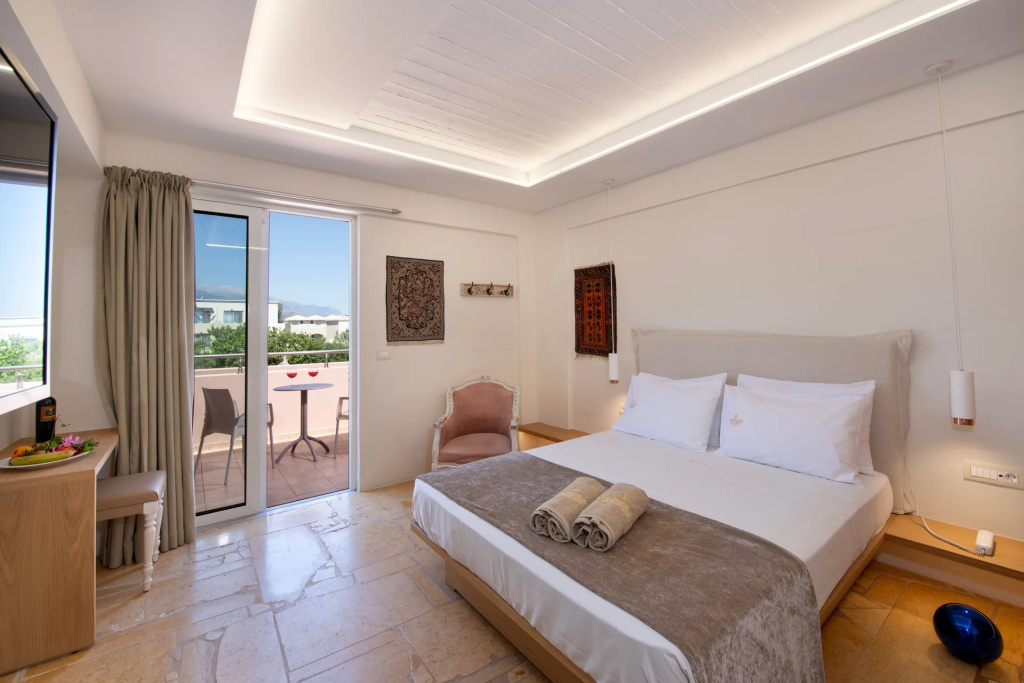 Double room with partial sea view (full double bed)