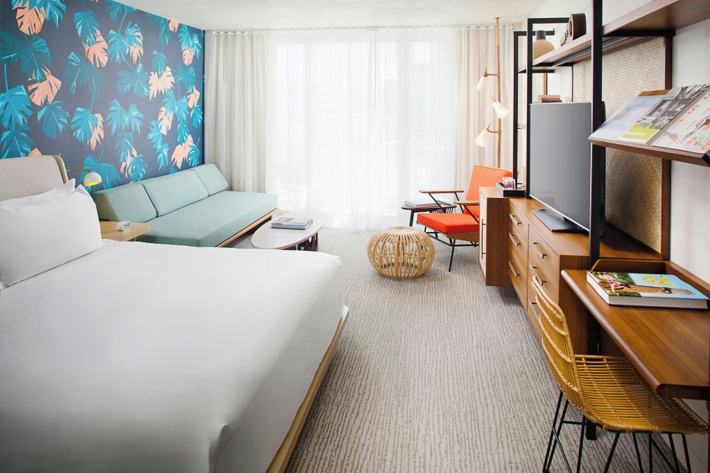 Double room with balcony and Waikiki Skyline View (full double bed)