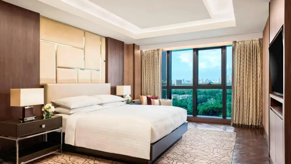 Presidential Double Suite with golf view (full double bed)