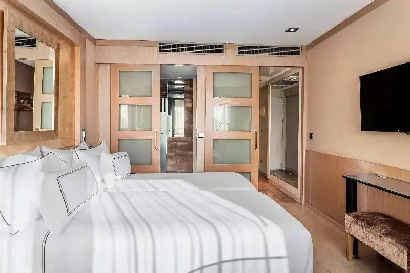 Meliá Double room with city view (full double bed)