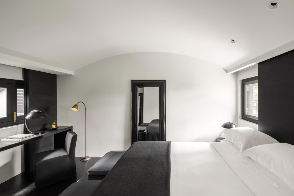 Shophouse Corner Double room (full double bed)