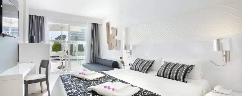 Swim Up (+18) Double Junior Suite (full double bed)