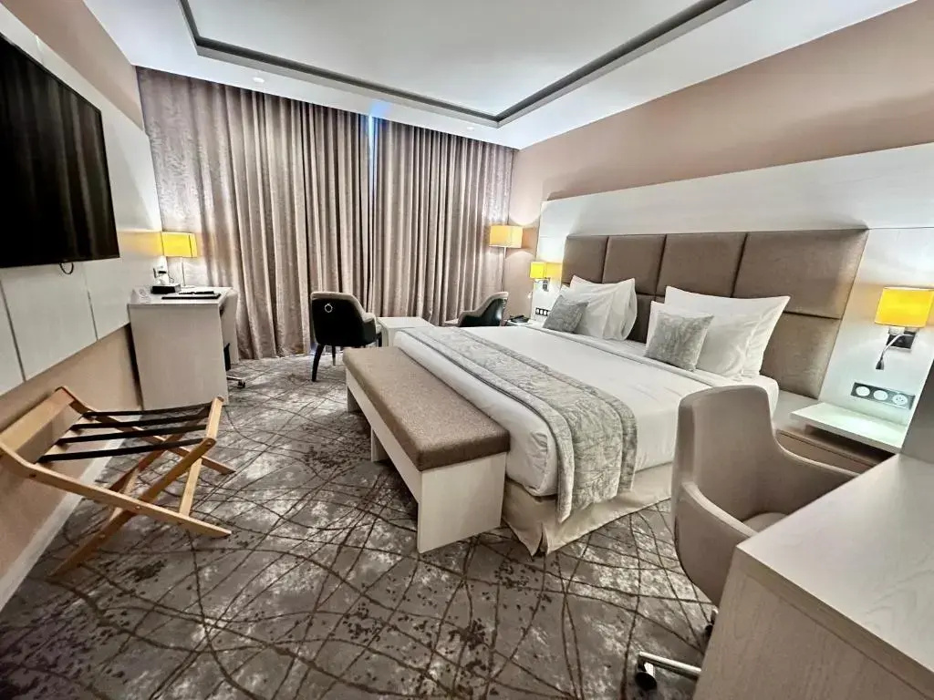 Deluxe Double Junior Suite (full double bed)