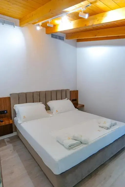 Double Suite (full double bed)
