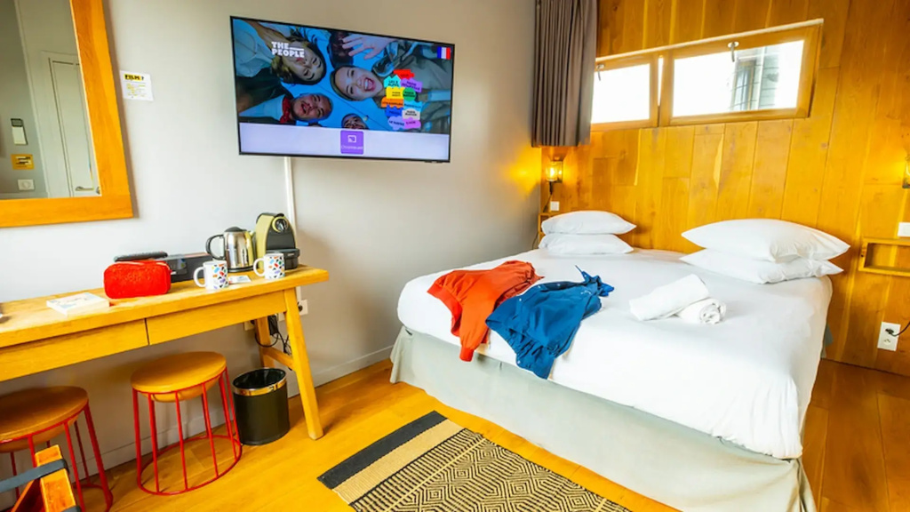 Direct Access to the Rooftop Double room with a view over the rooftops of Paris (full double bed)