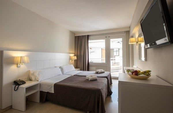 Double room with partial sea view (full double bed)