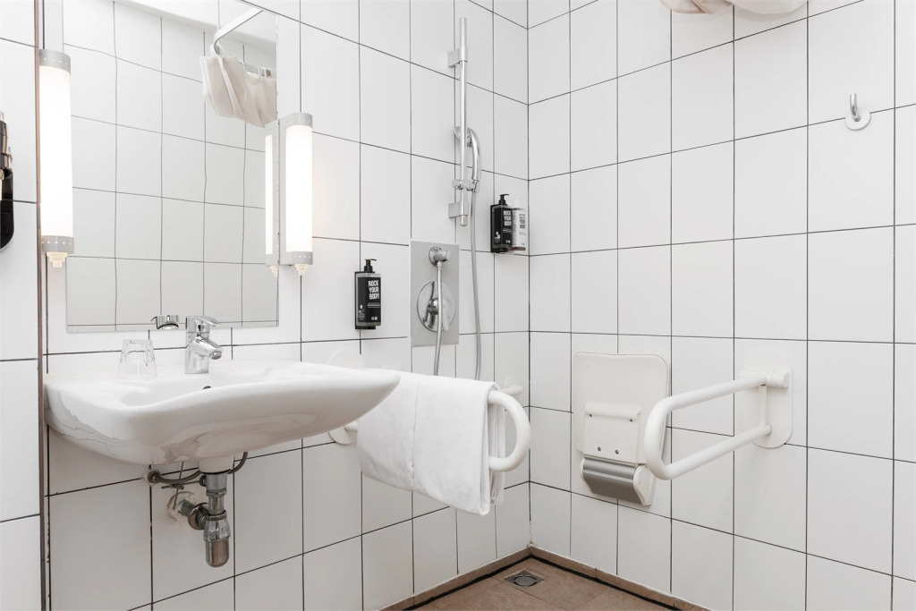 Двухместный номер для гостей с ограниченными возможностями Standard двуспальная кровать в Ibis