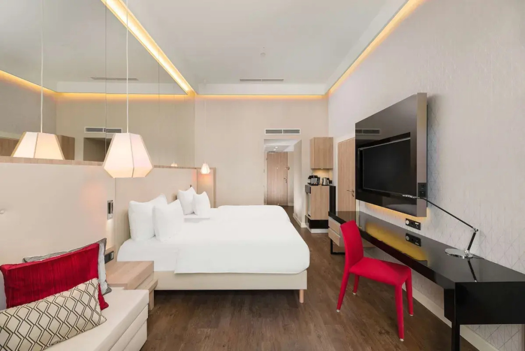 Premium Double room with city view (full double bed)