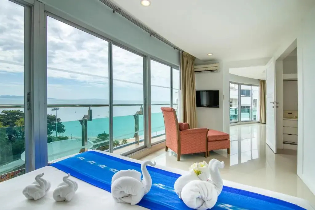 Люкс Panoramic с 2 комнатами с видом на море в Royal Beach View Suites