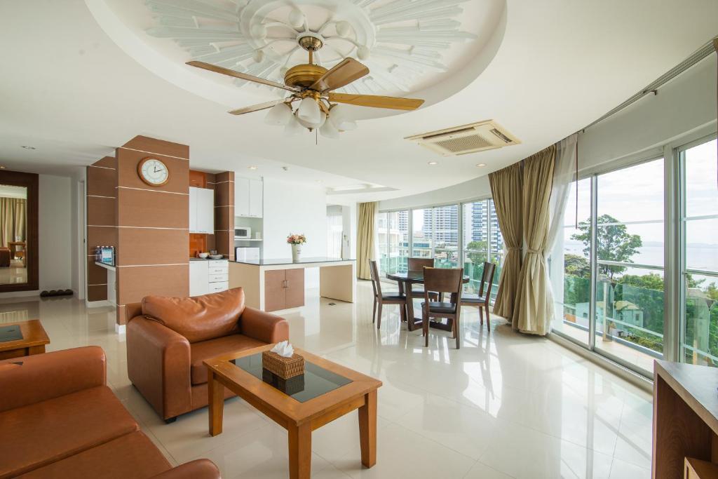 Люкс Panoramic с 2 комнатами с видом на море в Royal Beach View Suites