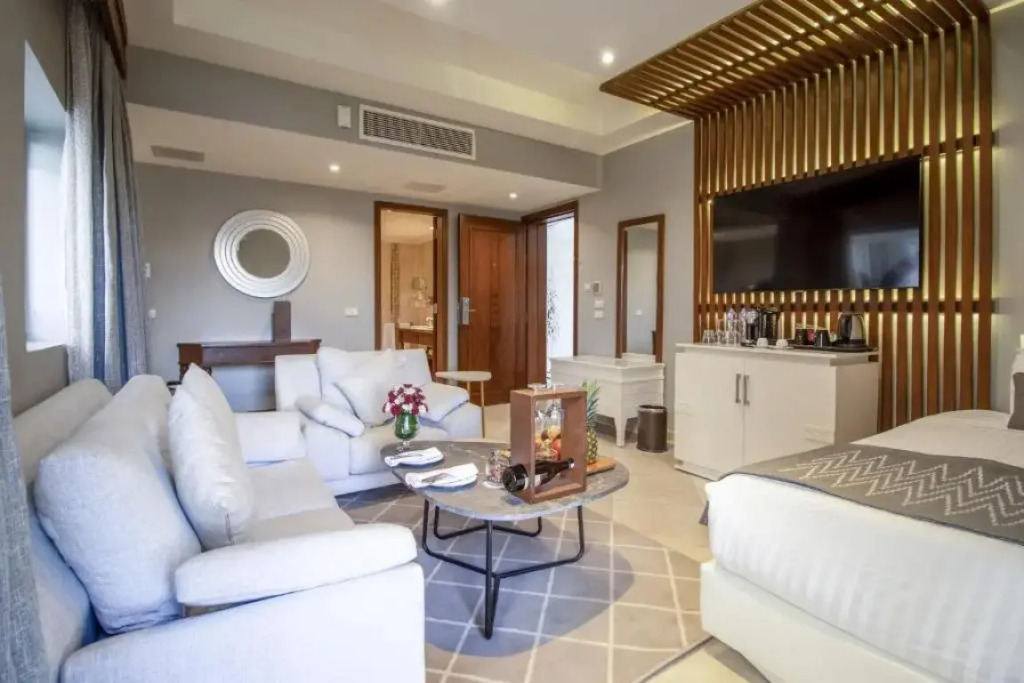 Двухместный полулюкс Posh Club Swim Up двуспальная кровать в Sunrise Crystal Bay Resort