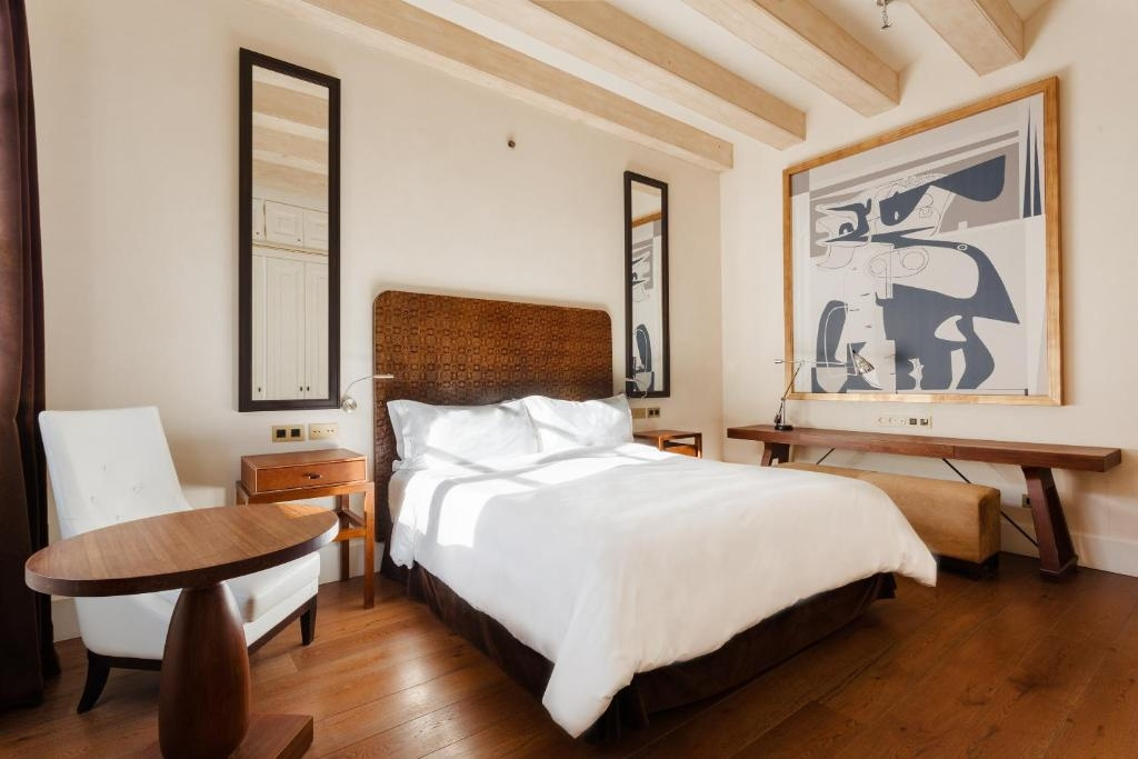 Double room with street view (full double bed)