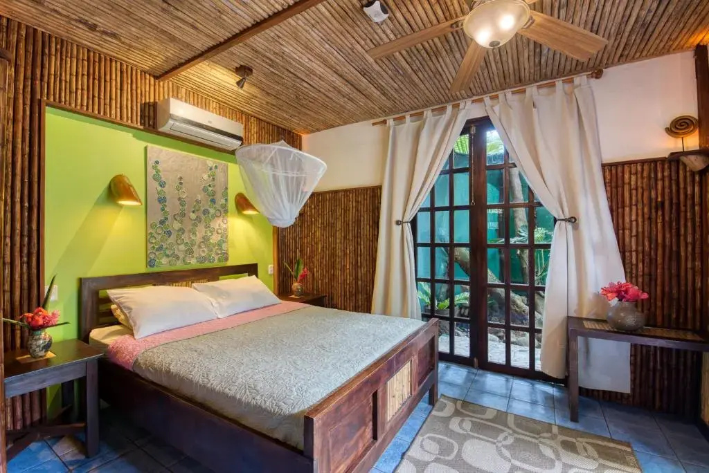 Red frog Double Suite (full double bed)