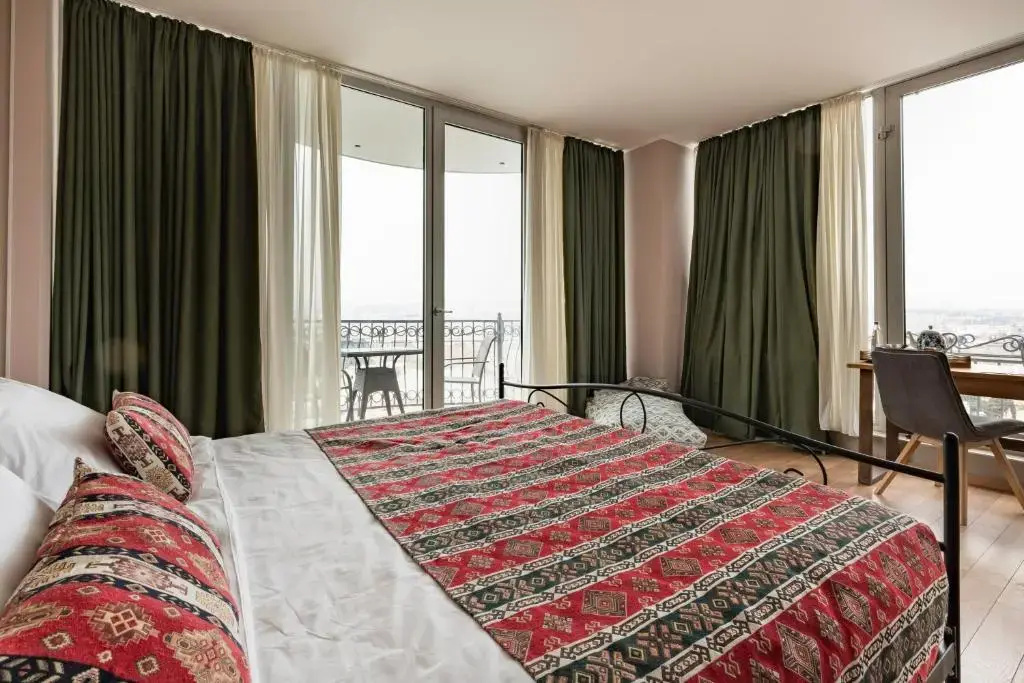 Double Suite with balcony (full double bed)