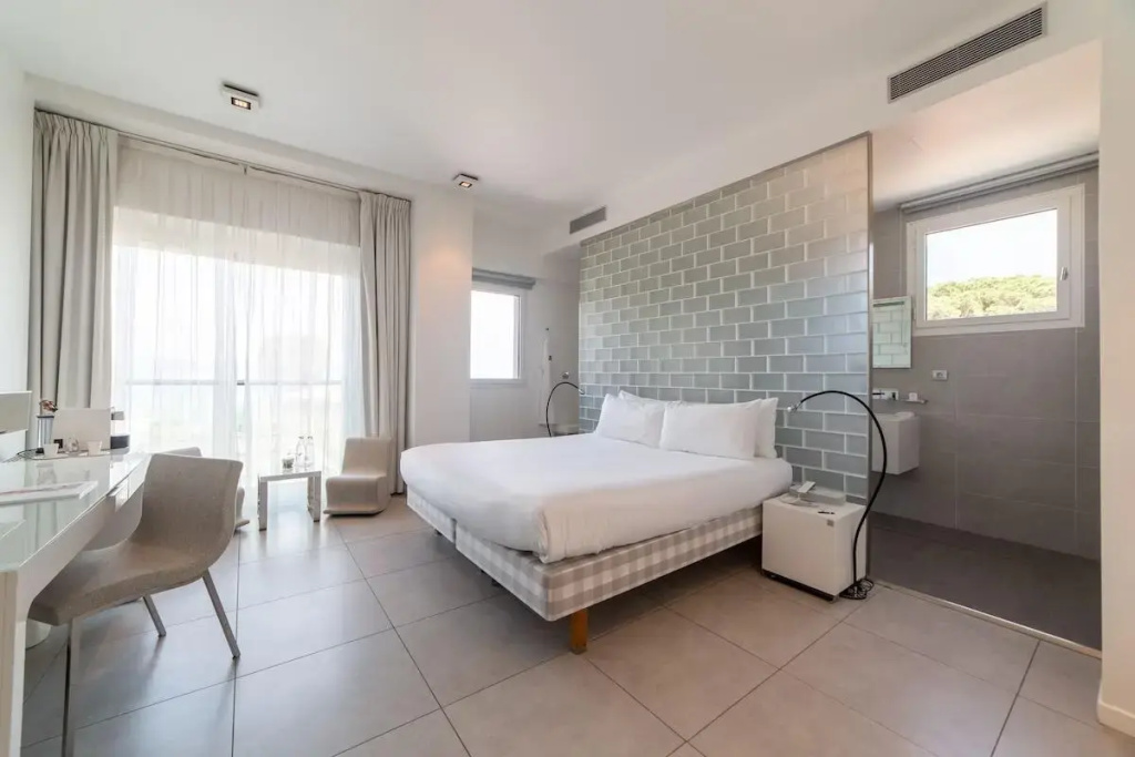 Deluxe Sea Double White room (full double bed)