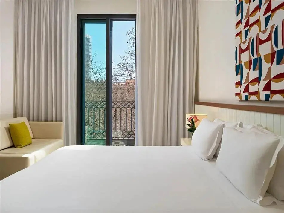 (1)Plaza Double room (full double bed) at H10 Urquinaona Plaza in Barcelona