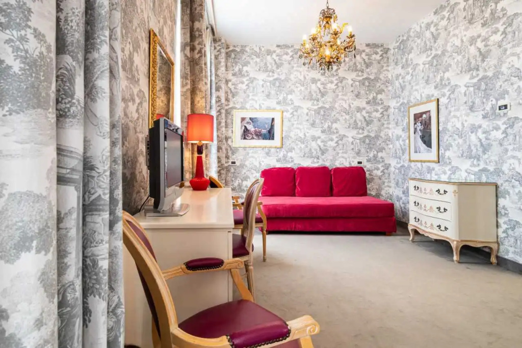 Двухместный полулюкс с видом на канал двуспальная кровать в Hotel Principe