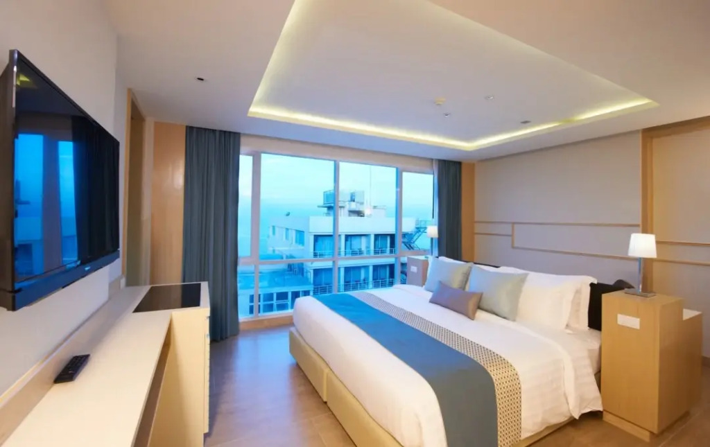 Двухместный люкс c 1 комнатой с видом на океан двуспальная кровать в Pattaya Sea View Hotel