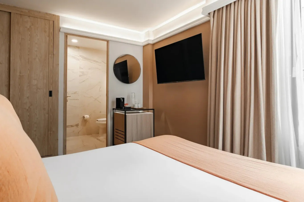 Double Suite (full double bed)