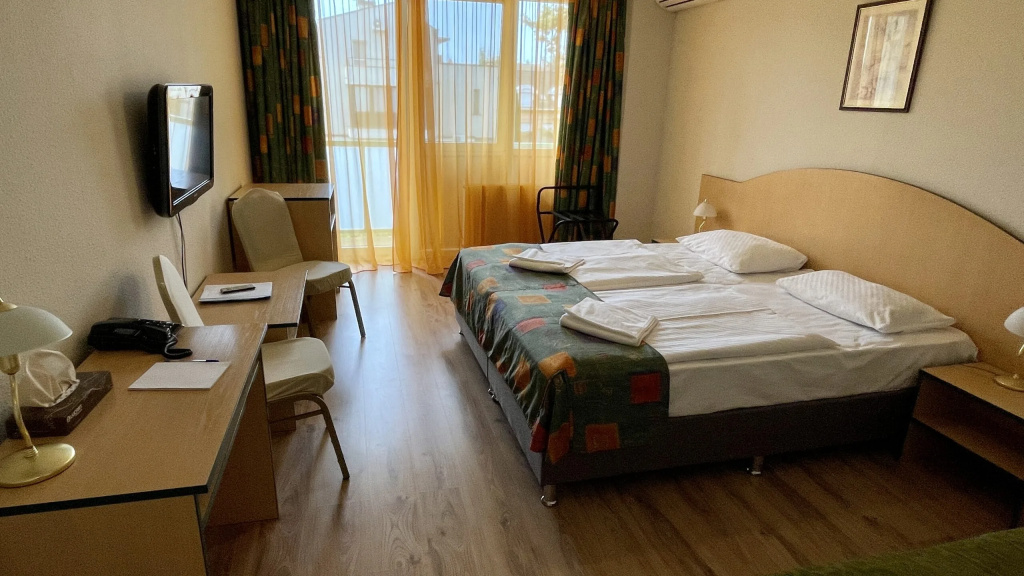 Double room with balcony and with lake view (twin beds)