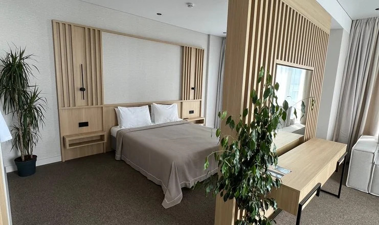 Двухместный полулюкс Superior c 1 комнатой с видом на море двуспальная кровать в Изумруд