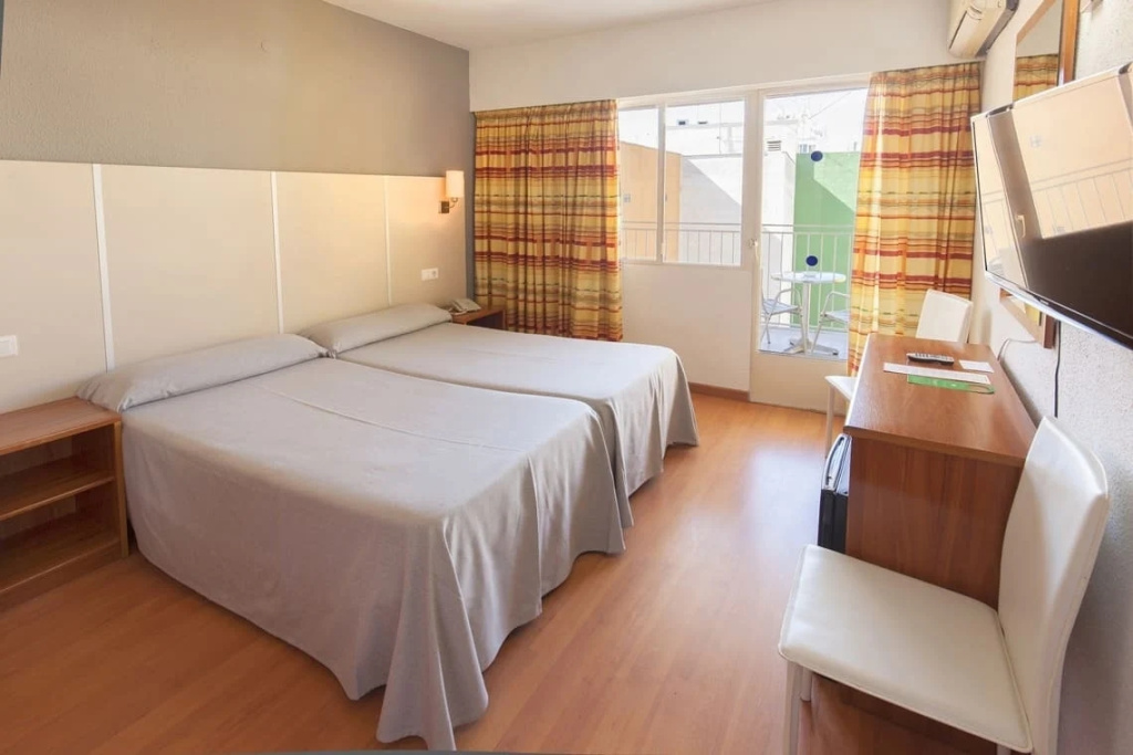 M Double room (twin beds)