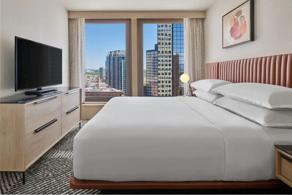 1 Bedroom Executive Corner Double Suite full double bed