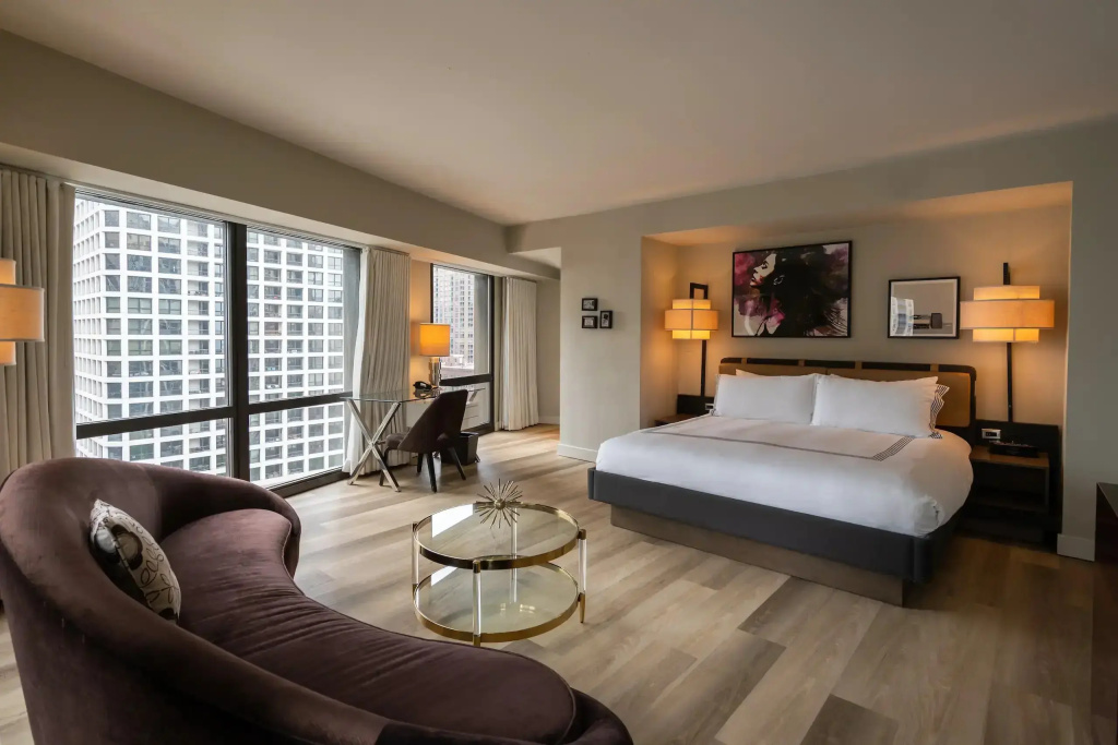 Corner Double room (full double bed)