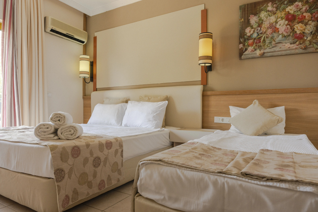 Standard Triple room with balcony and with garden view