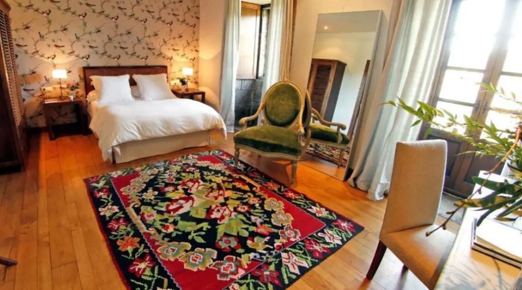 5 Double room (full double bed)
