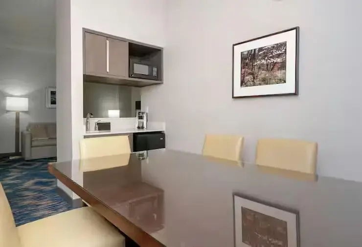 Embassy Suites by Hilton Alexandria Old Town - Chambres
