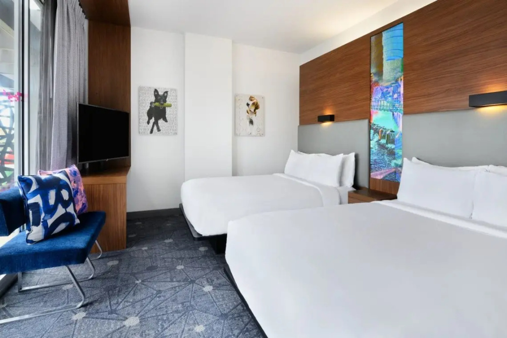 Splash Quadruple room poolside