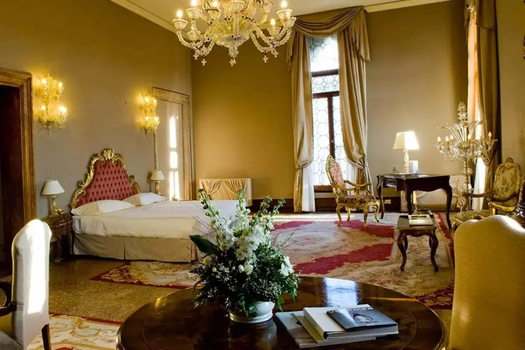 Grand Canal Double Suite (full double bed)