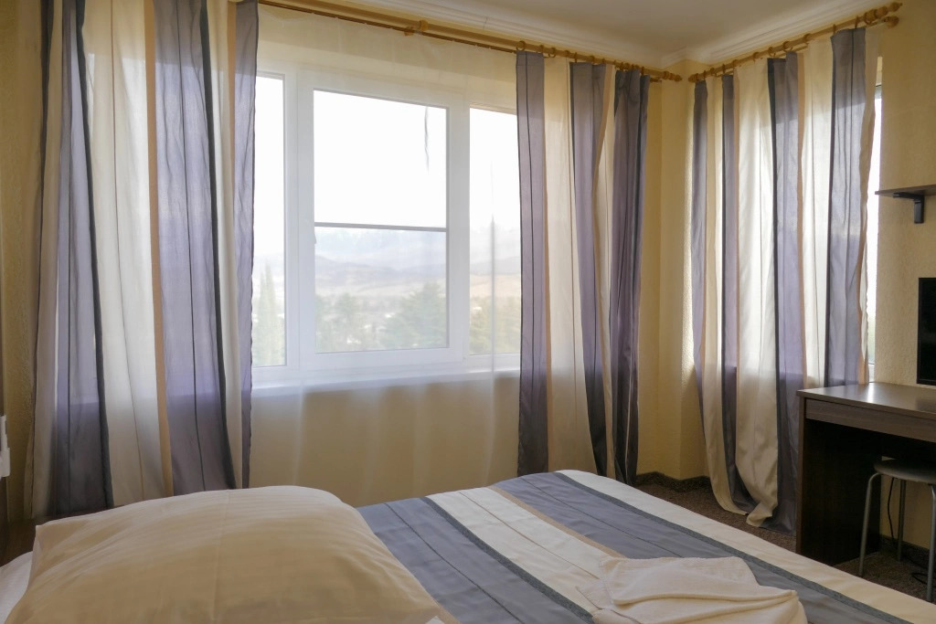 Двухместный номер Стандарт  (корпус А) с видом на море двуспальная кровать в Напра