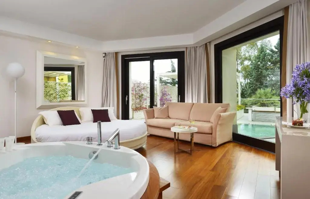 Paradiso Double Suite full double bed