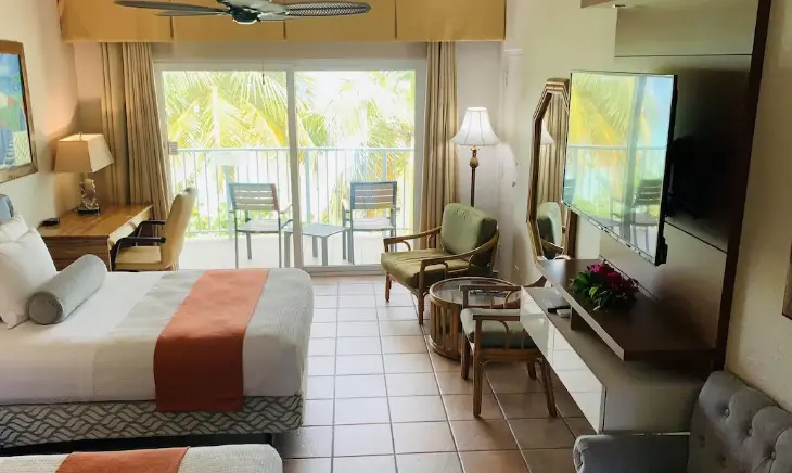 Deluxe Double room with balcony and beachfront (twin beds)