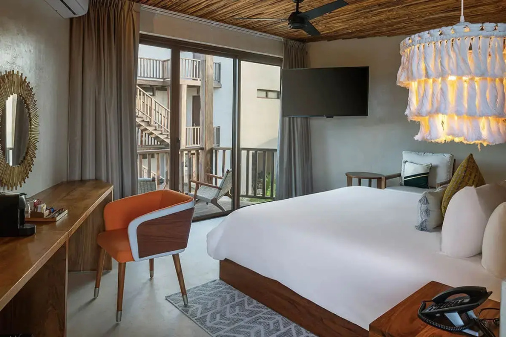 Double room with pool view (full double bed)