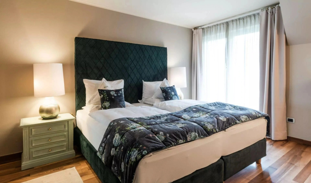 Romantic Double room with balcony (full double bed)