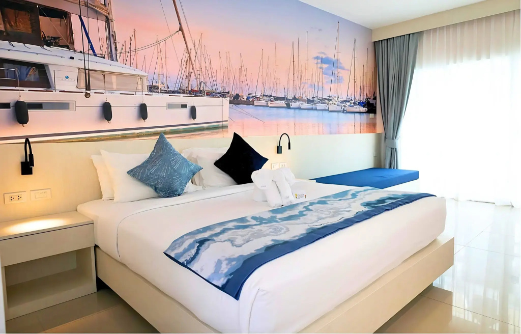 Deluxe Newly Renovate Double room with pool view (full double bed)