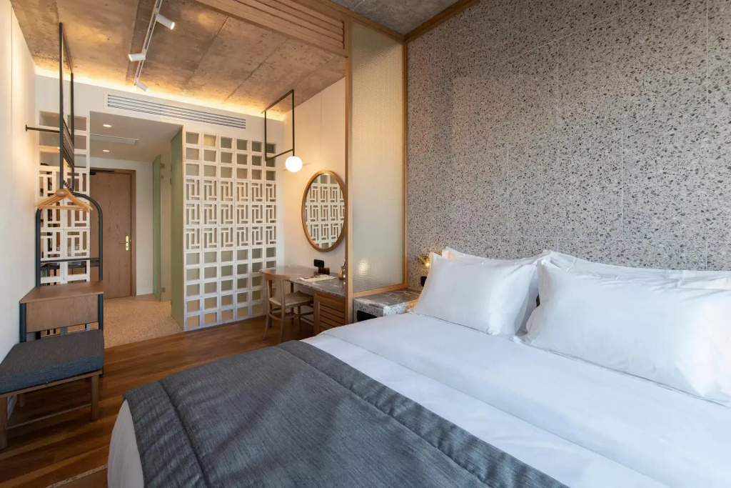 Medium Double room (full double bed)