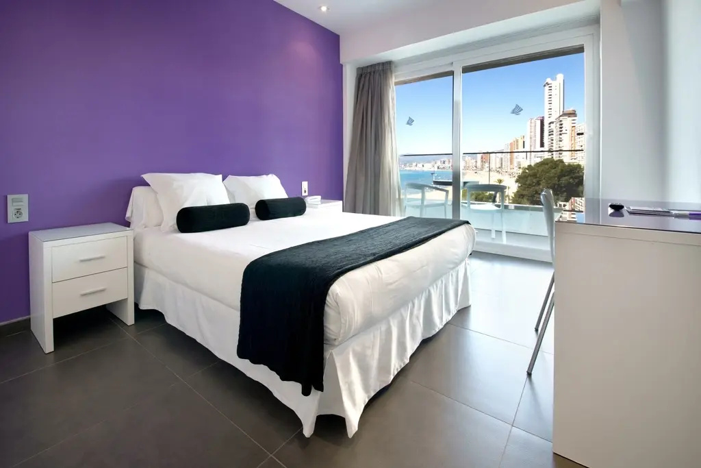 Double room with partial sea view (full double bed)