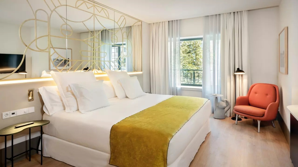Deluxe Double room with city view (full double bed)