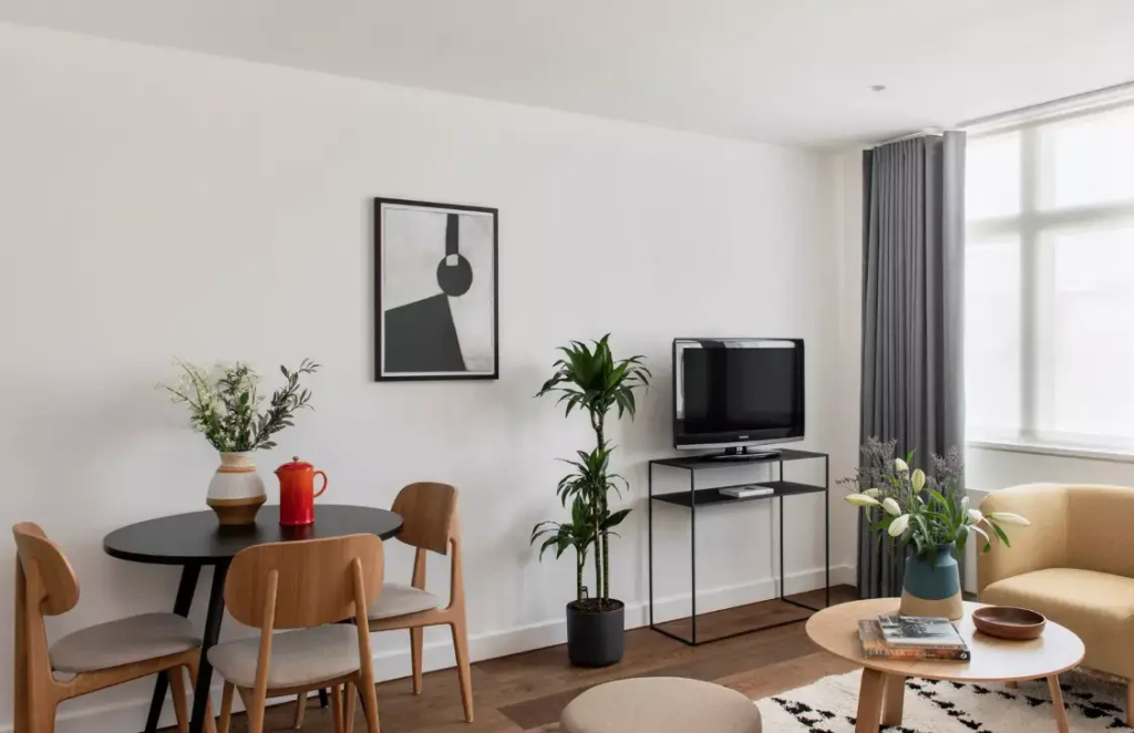 1 Bedroom Double Apartment full double bed