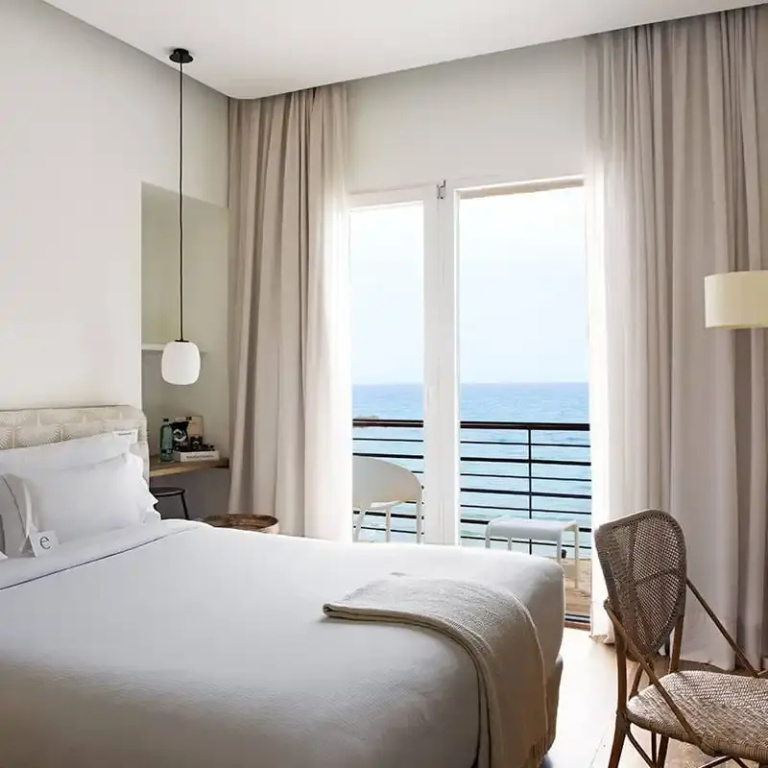 Corner Double room (full double bed)
