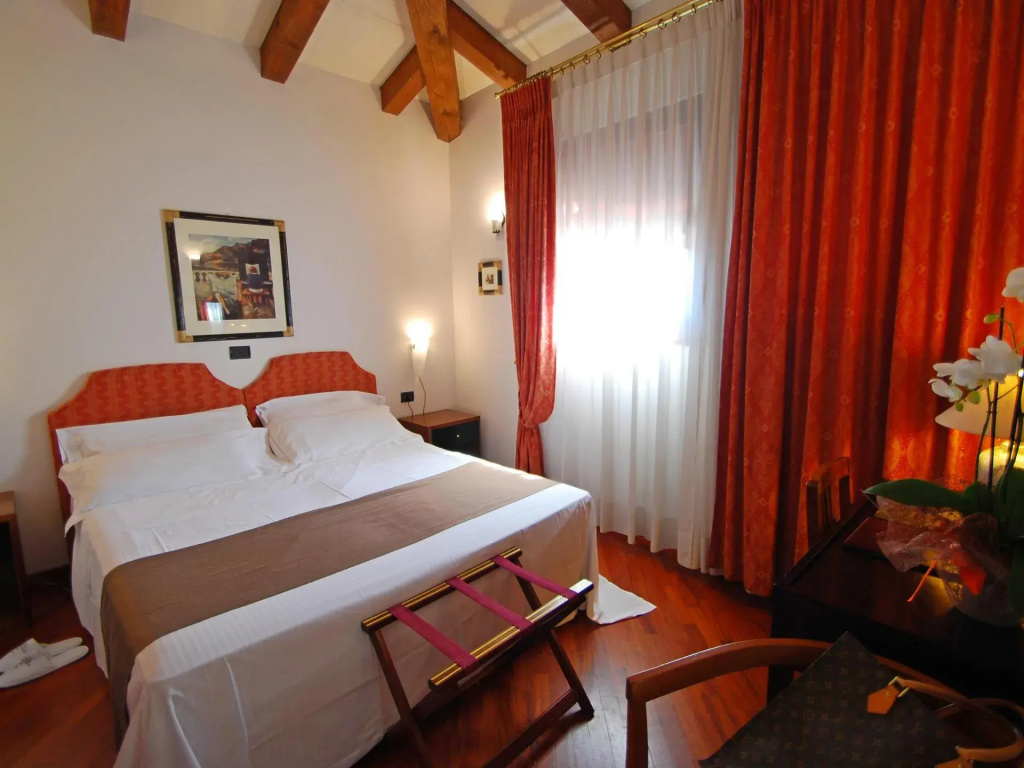 Classic Double room (full double bed)